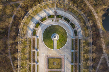 Deutschland, Berlin, Luftaufnahme des Treptower Parks Sowjetisches Ehrenmal im Herbst - TAMF02424