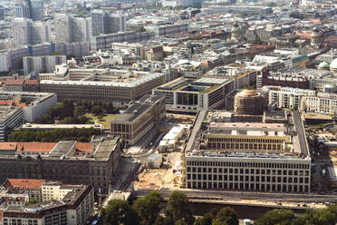 Deutschland, Berlin, Luftaufnahme des Palastes der Republik und umliegender Gebäude - TAMF02428