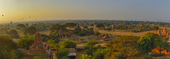 Myanmar, Region Mandalay, Bagan, Panorama der alten buddhistischen Tempel in der Morgendämmerung - TOVF00205