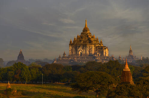 Myanmar, Region Mandalay, Bagan, Alter buddhistischer Tempel in der nebligen Morgendämmerung - TOVF00206