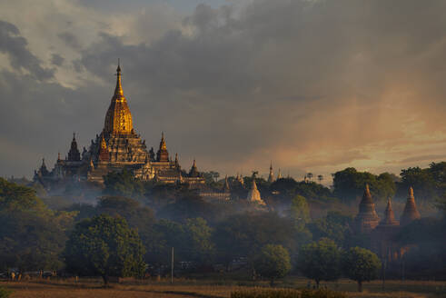 Myanmar, Region Mandalay, Bagan, Alter buddhistischer Tempel in der nebligen Morgendämmerung - TOVF00207