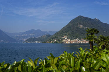 Italien, Lombardei, Monte Isola, Sulzano, Iseosee umgeben von Bergen - UMF00946