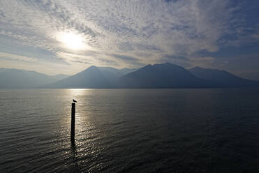 Italien, Lombardei, Sonnenschein über dem Iseo-See - UMF00948