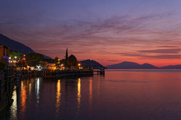 Italy, Lombardy, Sulzano, Lake Iseo harbor at sunset - UMF00949