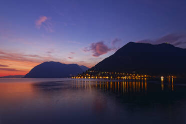 Italien, Lombardei, Sulzano, Hafen am Iseosee bei Sonnenuntergang - UMF00950