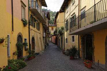 Italy, Lombardy, Monte Isola, Houses and narrow alley - UMF00952