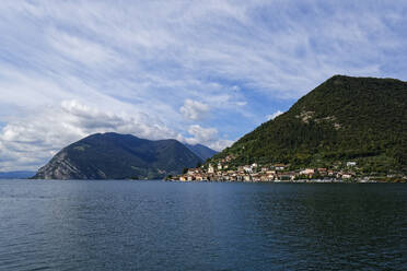 Italien, Lombardei, Monte Isola, Sulzano, Iseosee umgeben von Bergen - UMF00954