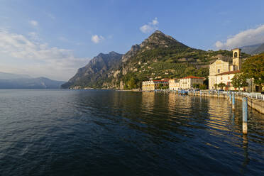 Italien, Lombardei, Marone, Iseosee mit Berg Corna Trentapassi - UMF00960