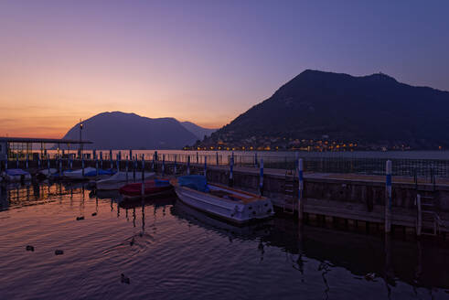 Italien, Lombardei, Sulzano, Boote und Steg am Iseosee bei Sonnenuntergang - UMF00961