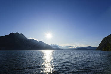 Italien, Lombardei, Riva di Solto, Iseosee und Berge - UMF00963