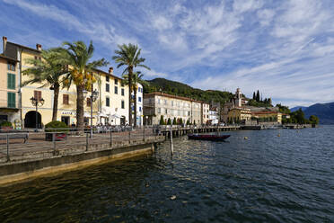 Italy, Lombardy, Riva di Solto, Lake Iseo and town - UMF00969