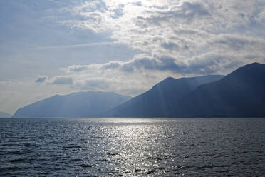 Italien, Lombardei, Iseosee und Berge an einem sonnigen Tag - UMF00970