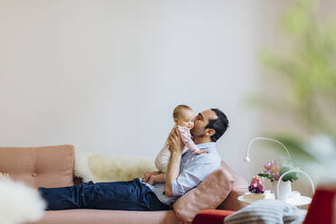 Vater mit Baby im hohen Haar zu Hause - SODF00794