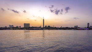 Ägypten, Kairo, Kairoer Turm auf der Gezira-Insel über den Nil bei Sonnenuntergang gesehen - TAMF02440
