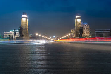 Ägypten, Kairo, Kasr-El-Nil-Brücke mit Lichtspuren bei Nacht - TAMF02445