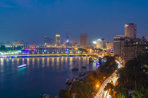 Ägypten, Kairo, Nil und Skyline der Innenstadt bei Nacht - TAMF02458