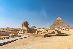 Ägypten, Gizeh Gouvernement, Gizeh, Große Sphinx von Gizeh und Gizeh Pyramiden - TAMF02472