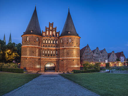 Deutschland, Schleswig-Holstein, Lübeck, Holstentor in der Abenddämmerung - HAMF00664