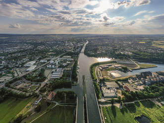 Deutschland, Nordrhein-Westfalen, Minden, Luftaufnahme der Stadt am Mittellandkanal - HAMF00666