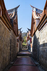 Taiwan, Kinmen, Jinsha, Gasse zwischen traditionellen Häusern im Dorf der Volkskultur von Kinmen - RUNF03717