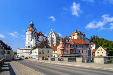 Deutschland, Bayern, Neuburg an der Donau, Straße und Häuser vor dem Schloss Neuburg - PUF01940