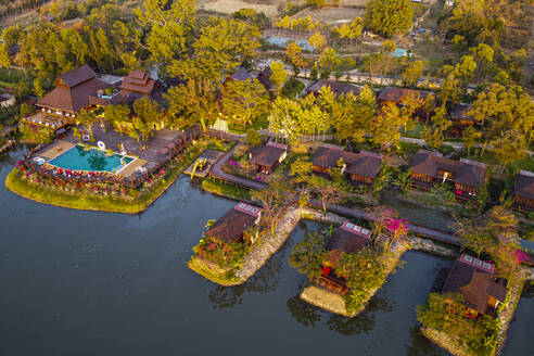 Myanmar, Staat Shan, Gemeinde Nyaungshwe, Luftaufnahme von Bungalows am Ufer des Inle-Sees - RUNF03726