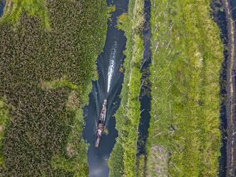 Myanmar, Staat Shan, Gemeinde Nyaungshwe, Luftaufnahme eines Ruderboots, das an schwimmenden Gärten auf dem Inle-See vorbeifährt - RUNF03728