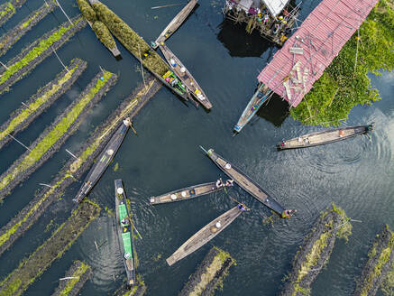 Myanmar, Staat Shan, Gemeinde Nyaungshwe, Luftaufnahme von Ruderbooten und schwimmenden Gärten auf dem Inle-See - RUNF03731