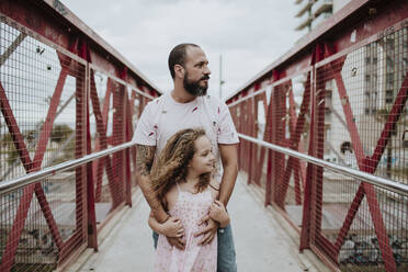 Vater und Tochter stehen auf einer Brücke in der Stadt - GMLF00315