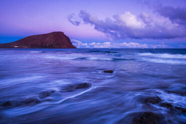 Spanien, Teneriffa, Küstenlinie der Insel Teneriffa bei stimmungsvoller lila Abenddämmerung - SIPF02164