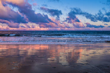 Spanien, Teneriffa, Lila Wolken über dem Sandstrand der Insel Teneriffa in der stimmungsvollen Abenddämmerung - SIPF02167