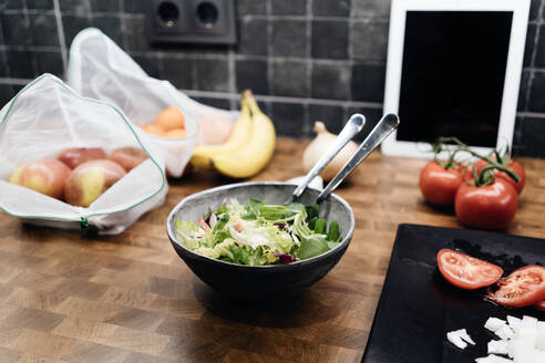 Schüssel mit Salat auf der Küchenarbeitsplatte - DGOF01153