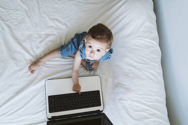 Baby-Mädchen benutzt Laptop zu Hause - EBBF00332