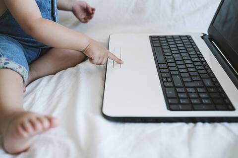 Baby-Mädchen benutzt Laptop zu Hause, lizenzfreies Stockfoto