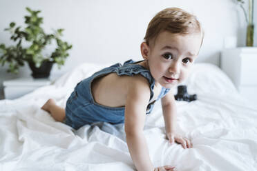 Baby Mädchen krabbelt auf dem Bett - EBBF00356