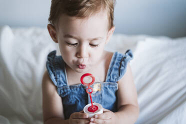 Baby-Mädchen spielt mit Seifenblasen zu Hause - EBBF00360