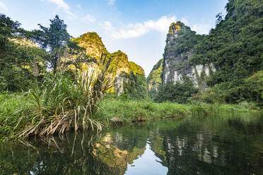 Vietnam, Kalksteinberge im Trang An Scenic Landscape Complex - RUNF03737