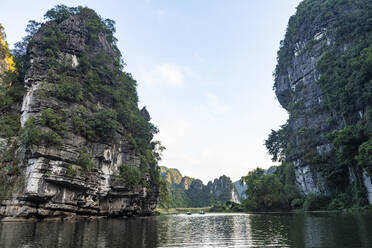 Vietnam, Kalksteinberge im Trang An Scenic Landscape Complex - RUNF03740