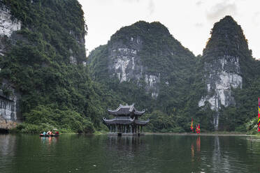 Vietnam, Tempel und Kalksteinberge im Trang An Scenic Landscape Complex - RUNF03742