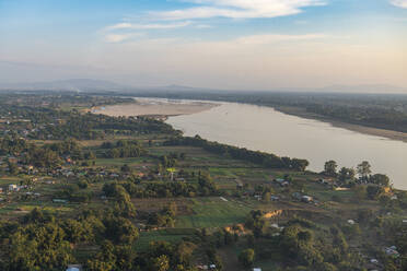 Myanmar, Kachin-Staat, Myitkyina, Irrawaddy-Fluss in Landschaft - RUNF03749