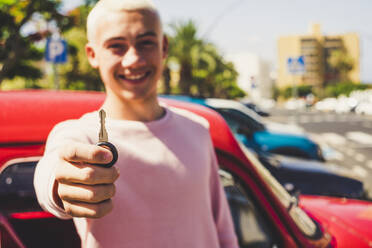 Teenage boy's hand holding car key - SIPF02169