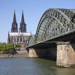 Deutschland, Nordrhein-Westfalen, Rheinland, Köln, Kölner Dom und Hohenzollernbrücke - WIF04279