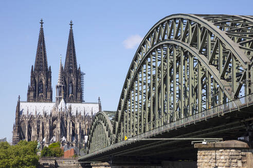 Germany, North Rhine-Westphalia, Rhineland, Cologne, Cologne Cathedral and Hohenzollern Bridge - WIF04280
