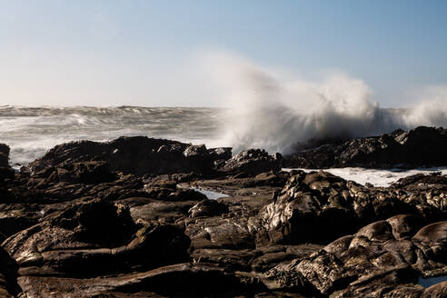 Langzeitbelichtung von Wellen, die an die Felsen der nordkalifornischen Küste schlagen - CAVF86586