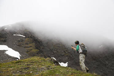 Mann wandert auf dem Kamm zum Cooper Mountain, Kenai-Halbinsel, Alaska - CAVF86615