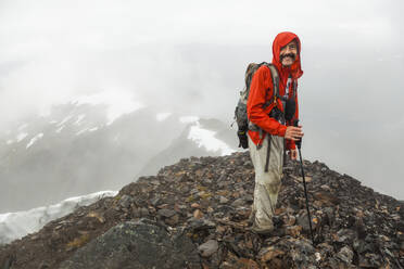 Mann steht auf dem Gipfel des Cooper Mountain, Kenai Peninsula, Alaska - CAVF86622