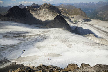 Wanderer überqueren den Snowbird Glacier, Talkeetna Mountains, Alaska - CAVF86623