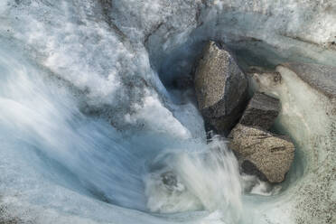 Schmelzwasserbach auf dem Snowbird Glacier, Talkeetna Mountains, Alaska - CAVF86624