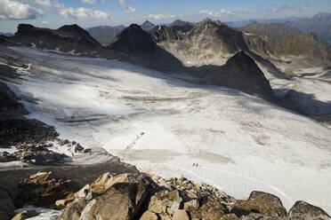 Wanderer überqueren den Snowbird Glacier, Talkeetna Mountains, Alaska - CAVF86626