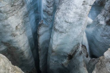 Tiefe Gletschermühle auf dem Snowbird Glacier, Talkeetna Mountains, Alaska - CAVF86629